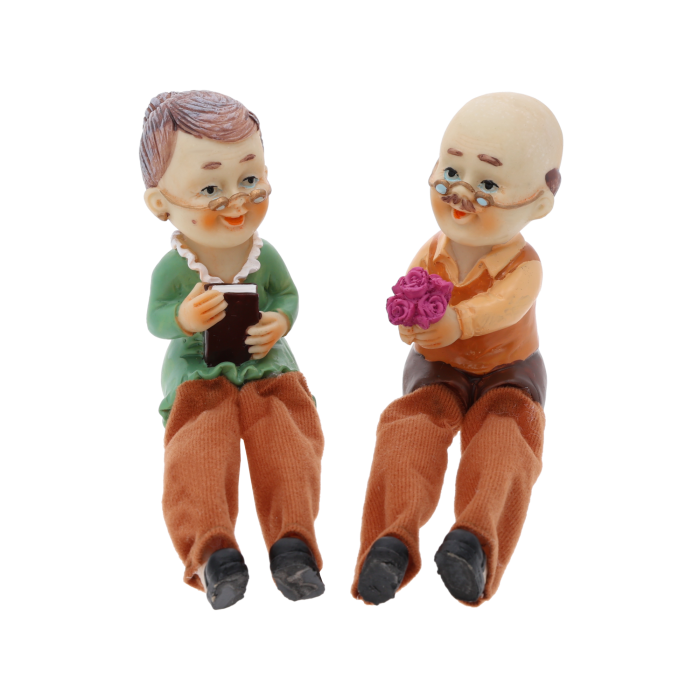 Figurki dziadek i babcia 10 cm z materiałowymi nogawkami. Zestaw 2 sztuk, w którym dziadek wręcza kwiaty babci czytającej książkę.