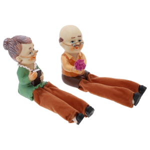 Zbliżenie na komplet dwóch figurek dziadków o wysokości 10 cm. Widoczne szczegóły ubioru i postawa postaci w ujęciu z boku.
