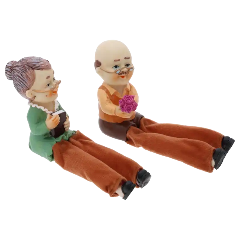 Zbliżenie na komplet dwóch figurek dziadków o wysokości 10 cm. Widoczne szczegóły ubioru i postawa postaci w ujęciu z boku.