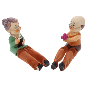 Figurki seniorów 10 cm w ujęciu z wysokiego kąta. Wyraźnie widać materiałowe nogawki postaci i detale ich twarzy.