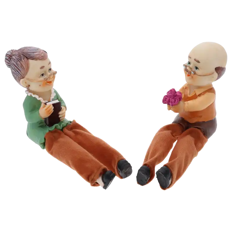 Figurki seniorów 10 cm w ujęciu z wysokiego kąta. Wyraźnie widać materiałowe nogawki postaci i detale ich twarzy.