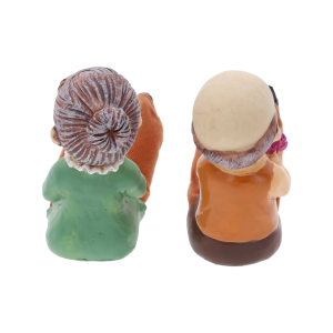 Widok na tył dwóch figurek dziadków. Prezentacja detali fryzur i siedzisk figurek o wysokości 10 cm.