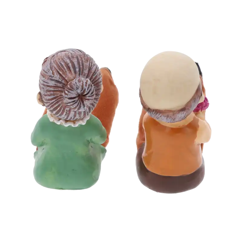 Widok na tył dwóch figurek dziadków. Prezentacja detali fryzur i siedzisk figurek o wysokości 10 cm.
