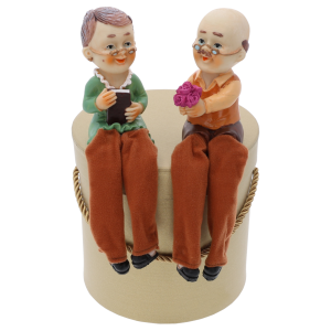 Figurki dziadka i babci 10 cm umieszczone na ozdobnym pudełku. Kompozycja dekoracyjna z wykorzystaniem kompletu 2 sztuk.