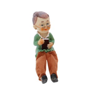 Figurka babci z materiałowymi nogami o wysokości 11 cm, trzymająca w dłoniach książkę, idealna dekoracja wnętrz.