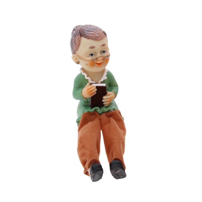 Figurka babci z materiałowymi nogami o wysokości 11 cm, trzymająca w dłoniach książkę, idealna dekoracja wnętrz.