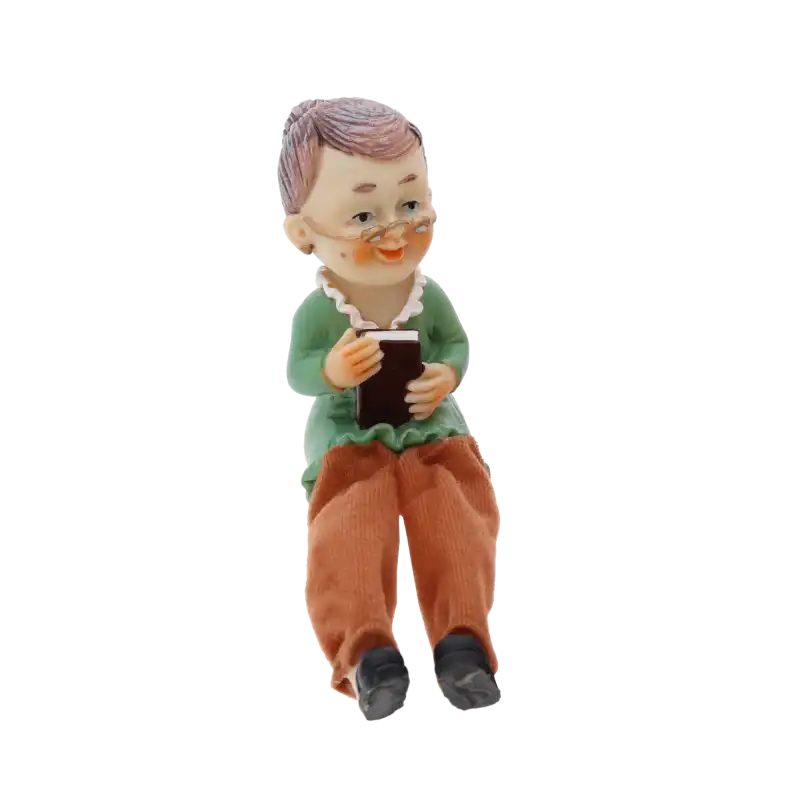 Figurka babci z materiałowymi nogami o wysokości 11 cm, trzymająca w dłoniach książkę, idealna dekoracja wnętrz.