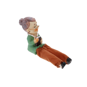 Figurka babci z materiałowymi nogami, ujęcie z boku prezentujące pozycję siedzącą oraz charakterystyczny design.