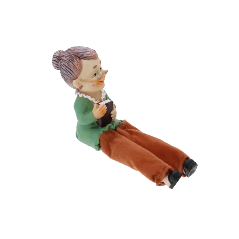 Figurka babci z materiałowymi nogami, ujęcie z boku prezentujące pozycję siedzącą oraz charakterystyczny design.