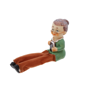 Zbliżenie na figurkę babci z materiałowymi elementami, ukazujące detale twarzy, okularów oraz trzymanej książki.