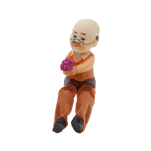 Figurka dziadka z kwiatami o wysokości 11 cm. Postać posiada luźno opadające nogawki z materiału, co nadaje jej wyjątkowego charakteru. Idealna dekoracja na prezent.