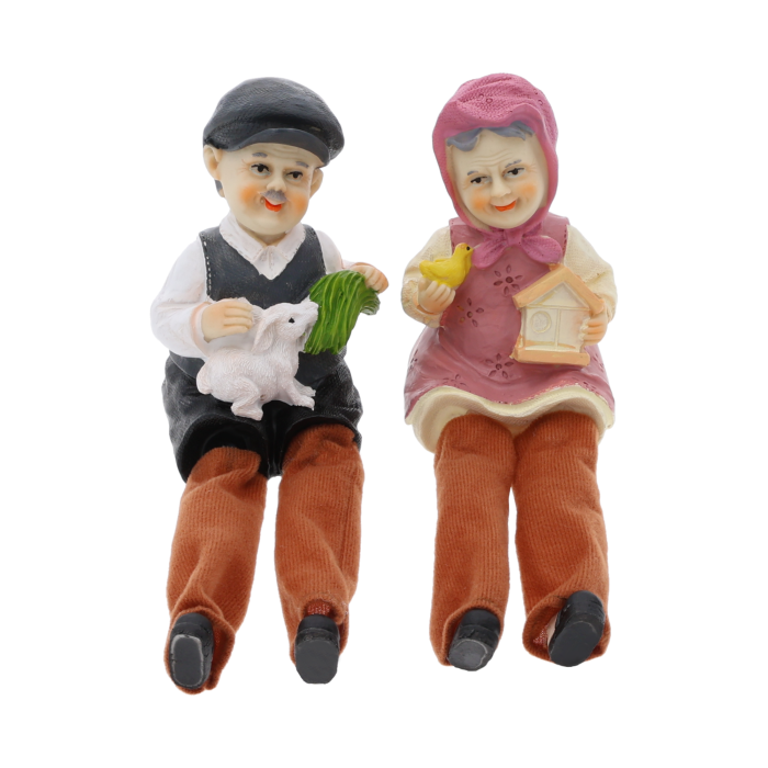 Figurki dziadek i babcia o wysokości 11 cm. Zestaw dwóch figurek z materiałowymi nogawkami, idealny jako dekoracja wnętrz lub prezent.