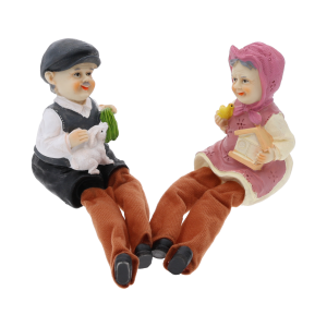 Dekoracyjne figurki babci i dziadka ustawione obok siebie, ukazujące charakterystyczne detale w dłoniach postaci.
