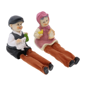 Figurki dziadka i babci w pozycji siedzącej, ukazujące staranne wykonanie detali oraz miękkie materiałowe elementy.