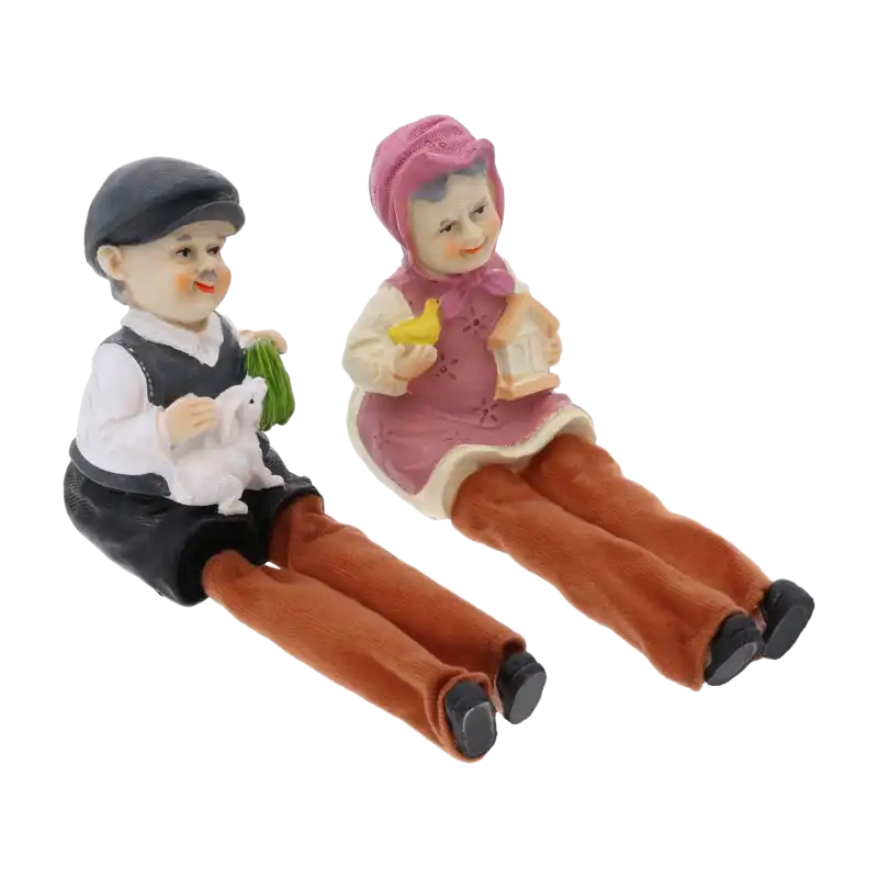 Figurki dziadka i babci w pozycji siedzącej, ukazujące staranne wykonanie detali oraz miękkie materiałowe elementy.
