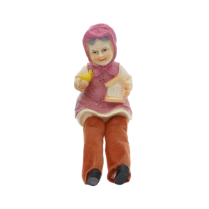 Figurka babci o wysokości 11 cm z materiałowymi nogawkami, trzymająca w dłoniach małego ptaszka oraz domek, prezentowana na wprost.