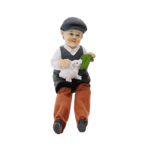 Figurka dziadek z królikiem o wysokości 11 cm, wykonana z tworzywa i tkaniny, w pozycji siedzącej na wprost.