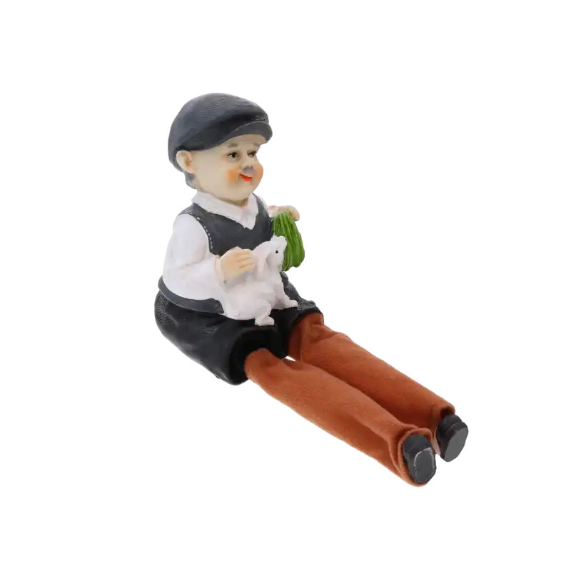 Figurka dziadka w czapce i kamizelce, ujęcie z góry ukazujące detale wykończenia materiałowych nogawek.