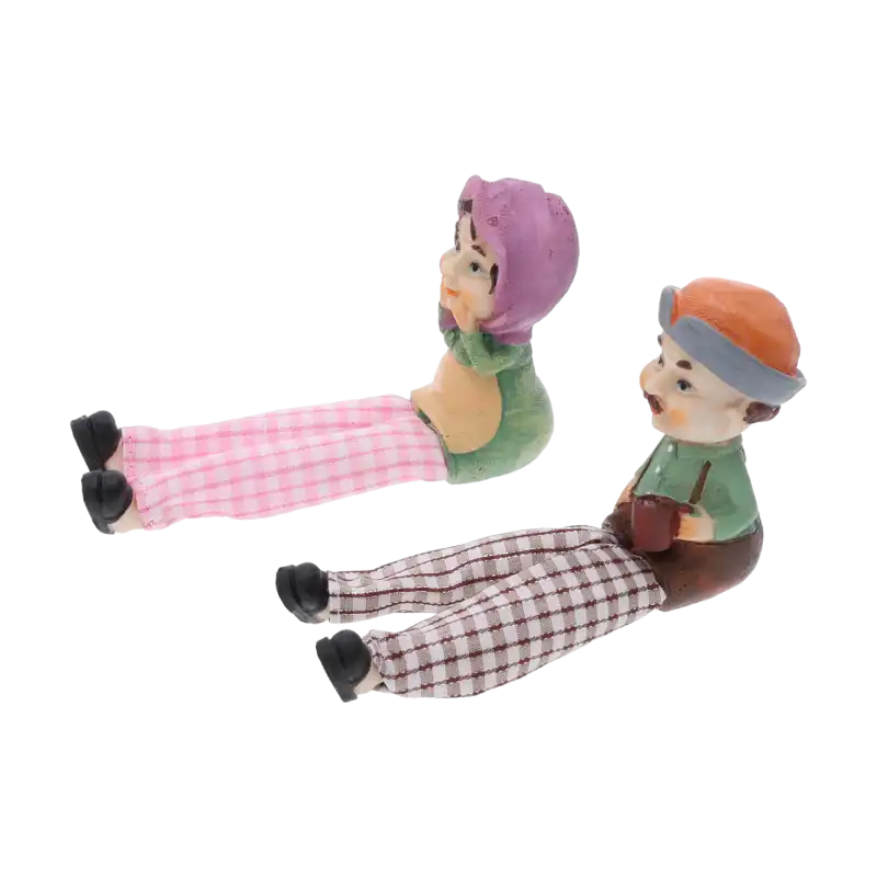 Ujęcie figurek babci i dziadka z boku, skupiające się na ich charakterystycznej pozie i wykonaniu z tkaniny.