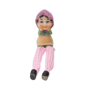 Figurka babci o wysokości 9 cm z luźno opadającymi nogawkami w różową kratkę. Prezentuje uroczy design z tkaniny i tworzywa, idealna jako ozdoba wnętrza.