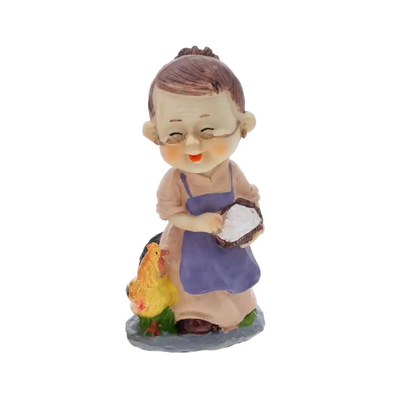 Figurka babcia karmiąca kurę o wysokości 15 cm. Prezentuje starszą panią w okularach i fioletowym fartuchu, trzymającą koszyk. Urocza dekoracja wnętrza.