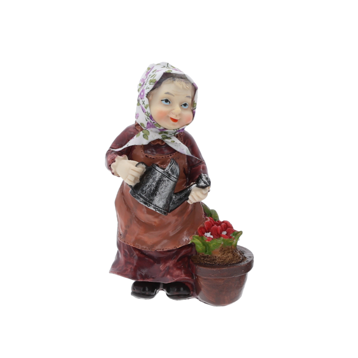 Figurka babcia z konewką o wysokości 15 cm. Postać w chustce w kwiaty podlewa roślinę w doniczce. Realistyczne detale i staranne wykonanie tworzą przytulną dekorację wnętrza.