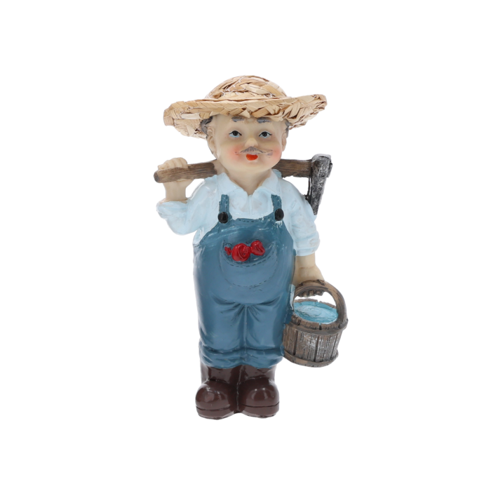 Figurka dziadka w słomkowym kapeluszu o wysokości 15 cm. Postać ubrana w ogrodniczki, trzyma wiaderko i grabie na ramieniu.