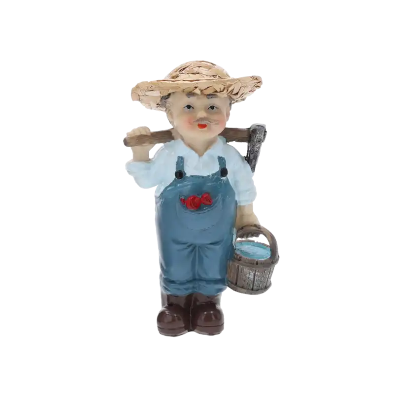 Figurka dziadka w słomkowym kapeluszu o wysokości 15 cm. Postać ubrana w ogrodniczki, trzyma wiaderko i grabie na ramieniu.