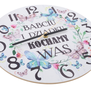 Zbliżenie na tarczę zegara 30 cm z wyraźnymi cyframi, motywem motyli oraz napisem dedykowanym dla babci i dziadka.