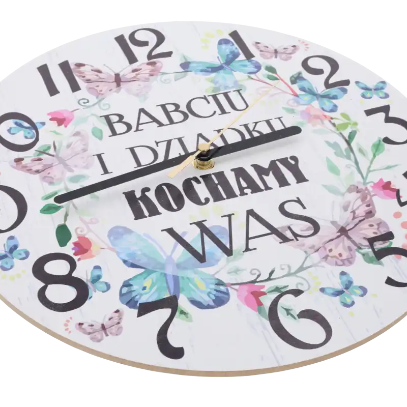 Zbliżenie na tarczę zegara 30 cm z wyraźnymi cyframi, motywem motyli oraz napisem dedykowanym dla babci i dziadka.
