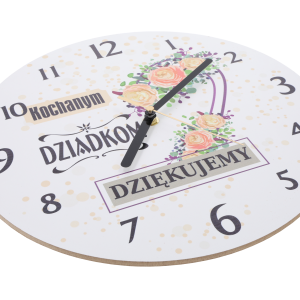 Zbliżenie na tarczę zegara z personalizowanym napisem i motywem róż, ukazujące detale wykonania i wskazówki.