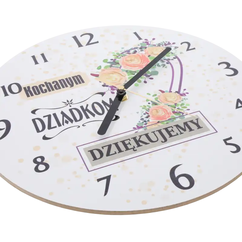 Zbliżenie na tarczę zegara z personalizowanym napisem i motywem róż, ukazujące detale wykonania i wskazówki.