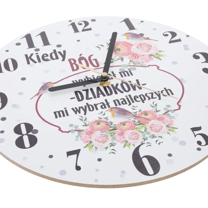 Zbliżenie na tarczę zegara 30 cm z napisem i grafiką ptaków oraz kwiatów w różowej kolorystyce.