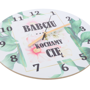 Zbliżenie na tarczę zegara pod kątem, ukazujące nadruk tekstu oraz estetyczne wykończenie brzegów.
