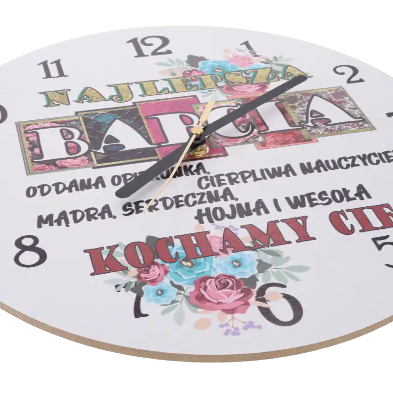 Zbliżenie na tarczę zegara z MDF pod kątem, ukazujące czarne wskazówki oraz szczegóły nadruku z dedykacją dla babci.