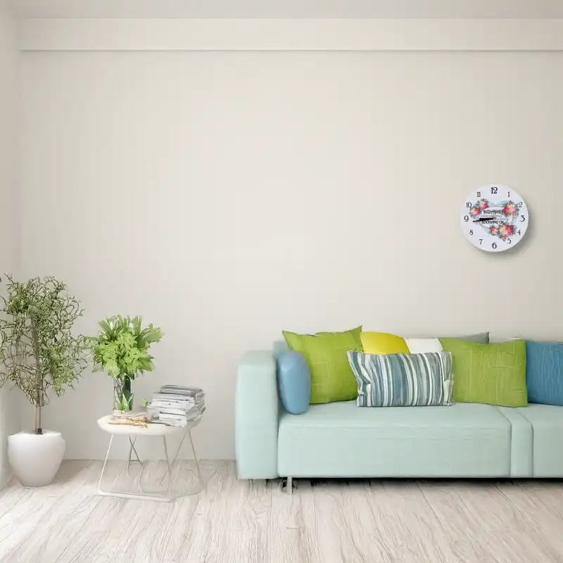 Zegar ścienny o średnicy 30 cm zawieszony na jasnej ścianie w salonie. Dekoracja uzupełnia wnętrze, prezentując osobisty napis dla dziadka w otoczeniu kwiatowych grafik. Styl pasujący do wielu aranżacji.