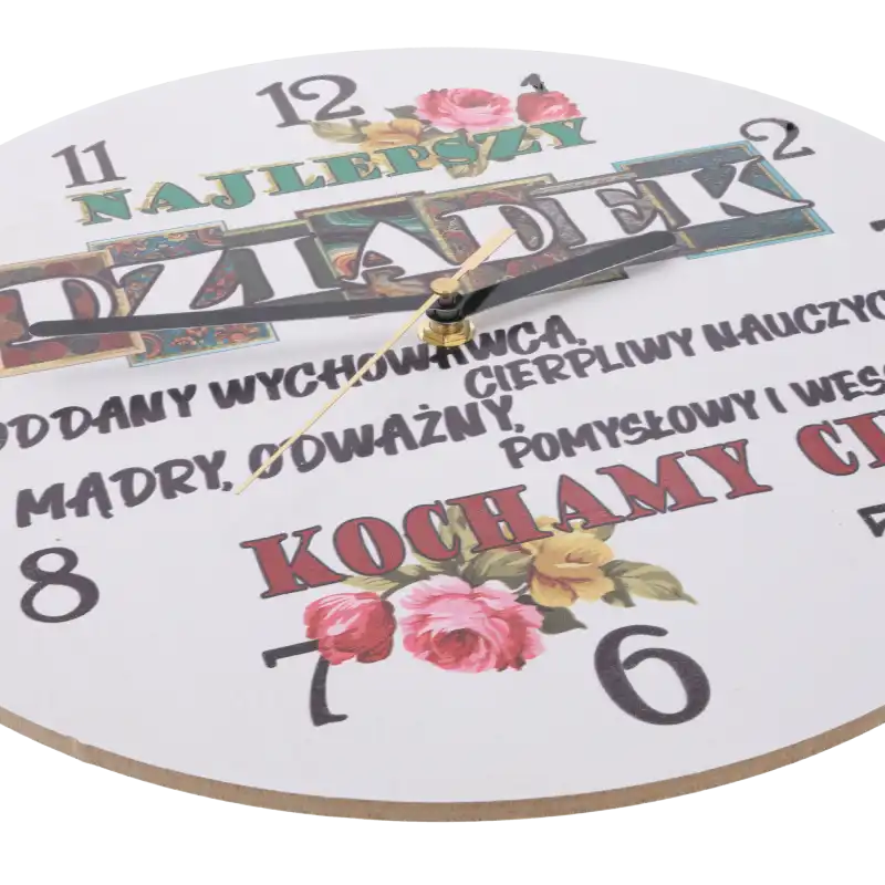 Zbliżenie na tarczę zegara 30 cm z napisami i wskazówkami. Widoczna tekstura płyty MDF oraz kwiatowe zdobienia produktu.