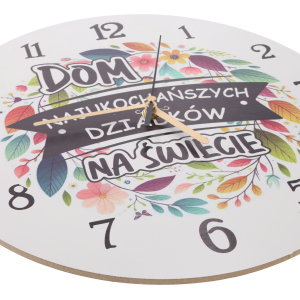 Zbliżenie na tarczę zegara z MDF z napisem dla dziadków i kwiatowym wzorem. Widoczny cichy mechanizm i wskazówki.