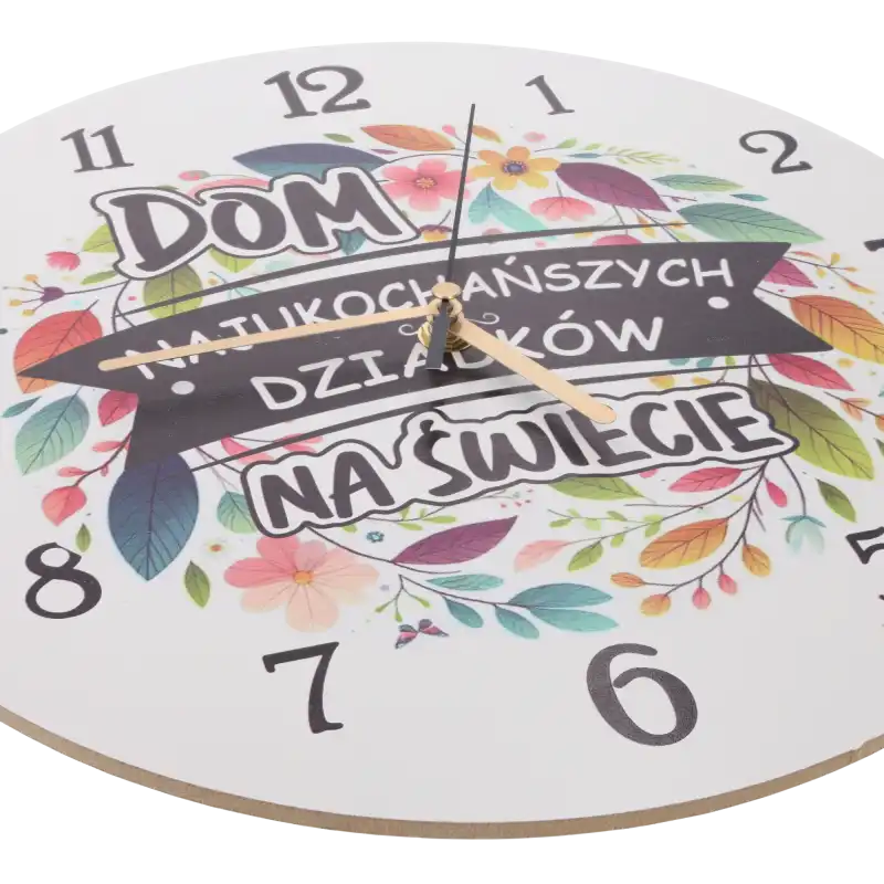 Zbliżenie na tarczę zegara z MDF z napisem dla dziadków i kwiatowym wzorem. Widoczny cichy mechanizm i wskazówki.