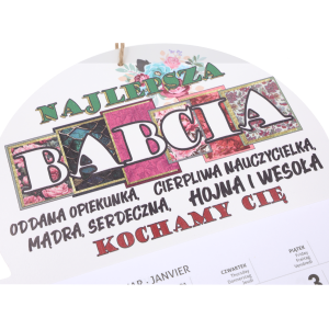 Zbliżenie na personalizowany napis Najlepsza Babcia z kolorową grafiką kwiatową wykonaną na płycie MDF.