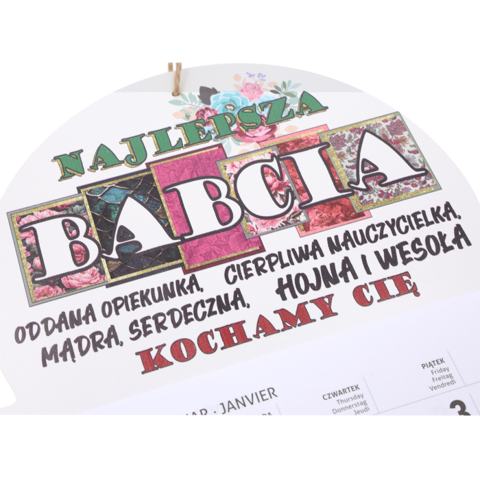 Zbliżenie na personalizowany napis Najlepsza Babcia z kolorową grafiką kwiatową wykonaną na płycie MDF.