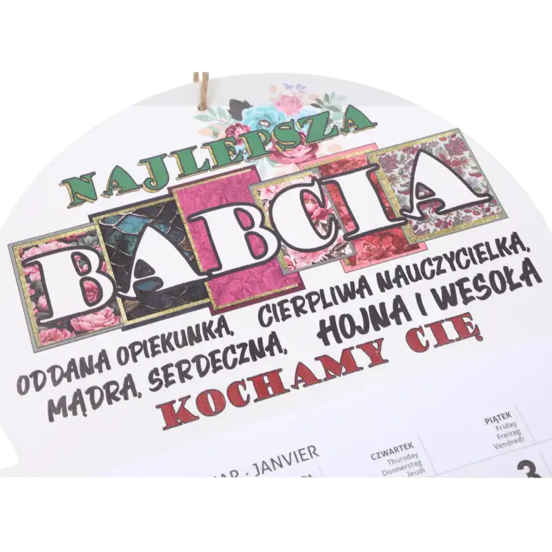 Zbliżenie na personalizowany napis Najlepsza Babcia z kolorową grafiką kwiatową wykonaną na płycie MDF.