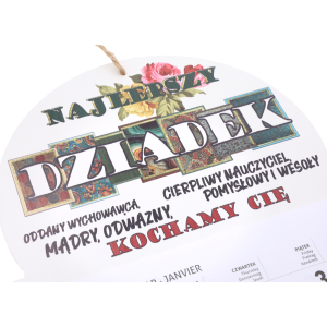 Zbliżenie na personalizowany nadruk z motywem róż oraz napisem Najlepszy Dziadek na dekoracyjnej płycie z MDF.