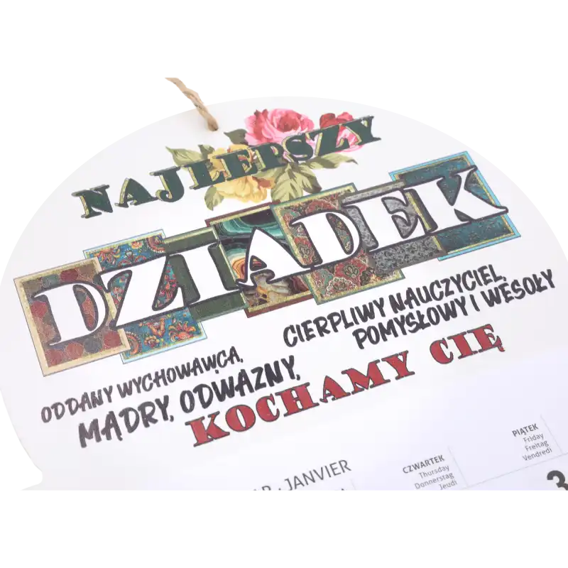Zbliżenie na personalizowany nadruk z motywem róż oraz napisem Najlepszy Dziadek na dekoracyjnej płycie z MDF.