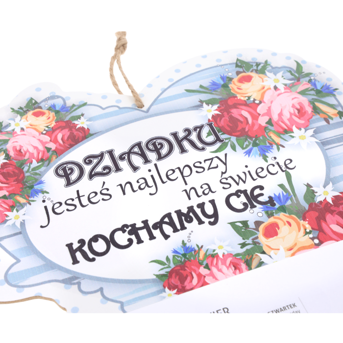 Zbliżenie na dekoracyjną górną część kalendarza z nadrukiem Dziadku jesteś najlepszy na świecie kochamy Cię oraz kolorowymi kwiatami. Widoczny jutowy sznurek do zawieszenia.