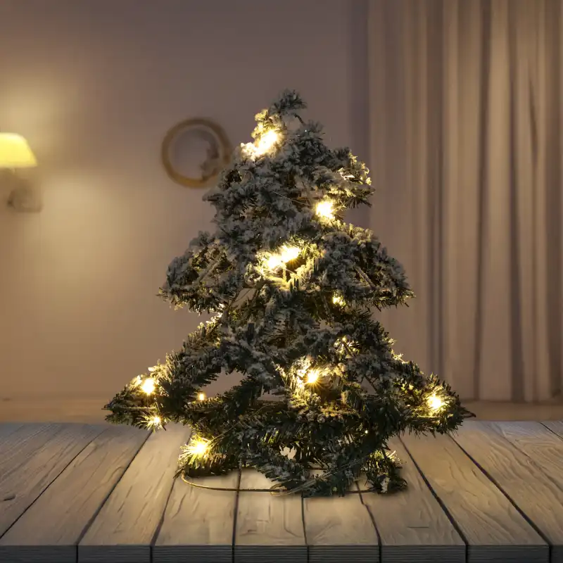 Świecąca choinka 30 cm w aranżacji wnętrza, emitująca ciepłe, białe światło z 20 diod LED, tworzące przytulny bożonarodzeniowy klimat.