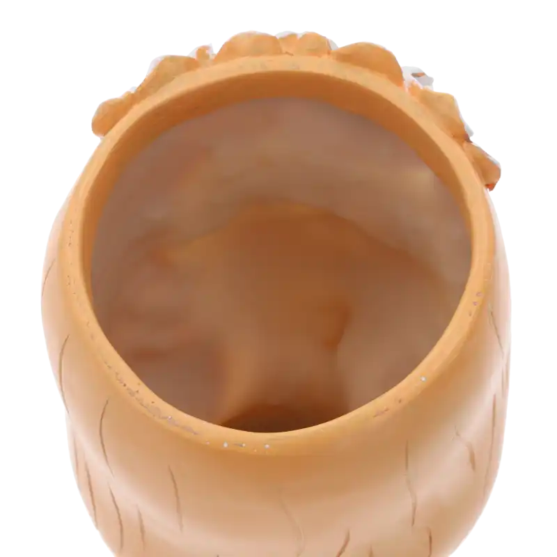 Wnętrze ceramicznej osłonki w kształcie dziewczynki. Gładkie wykończenie ułatwiające czyszczenie i pielęgnację.