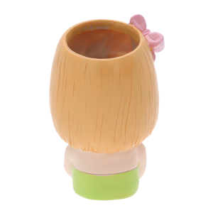 Tył ceramicznej osłonki w formie dziewczynki, ukazujący gładką fakturę oraz umiejscowienie kokardy.