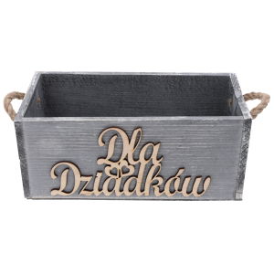 Szara skrzynka prezentowa Dla Dziadków o wymiarach 14x11,5 cm, z jutowymi uchwytami i napisem, widok od frontu na wprost.