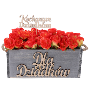 Szara skrzynka z napisem Dla Dziadków wypełniona czerwoną kompozycją kwiatową z dodatkiem topperów napisy na piku.